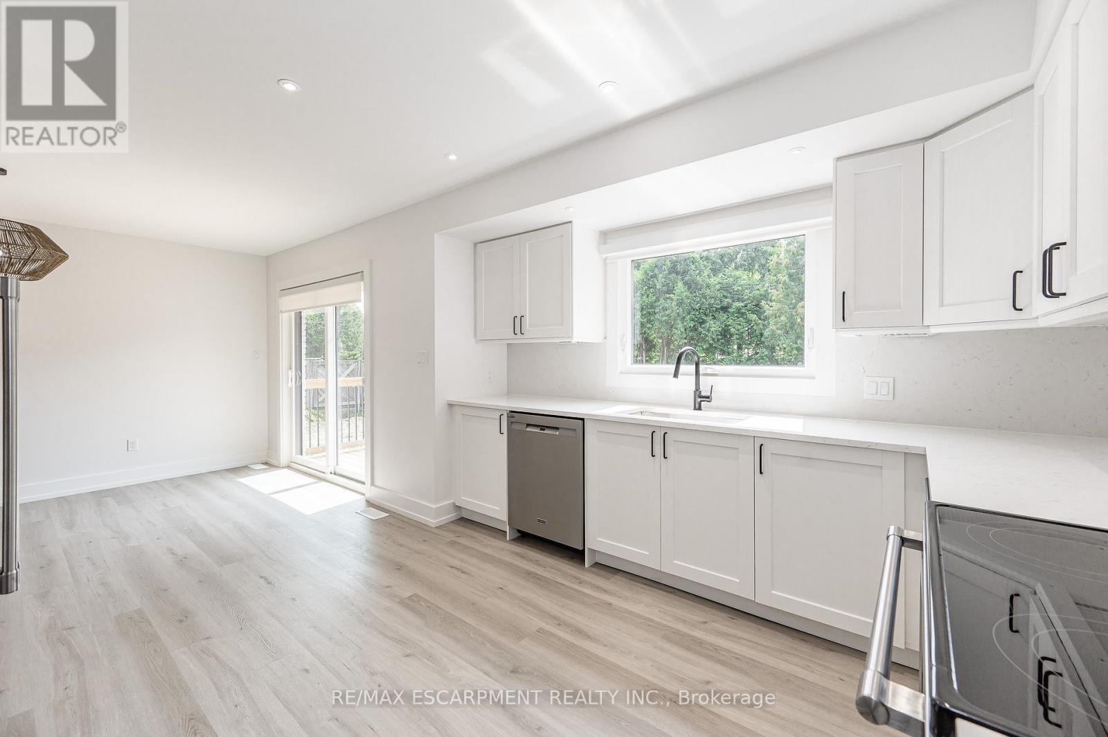 Upper - 664 Hiawatha Boulevard, Hamilton, ON - Indoor Photo Showing Kitchen