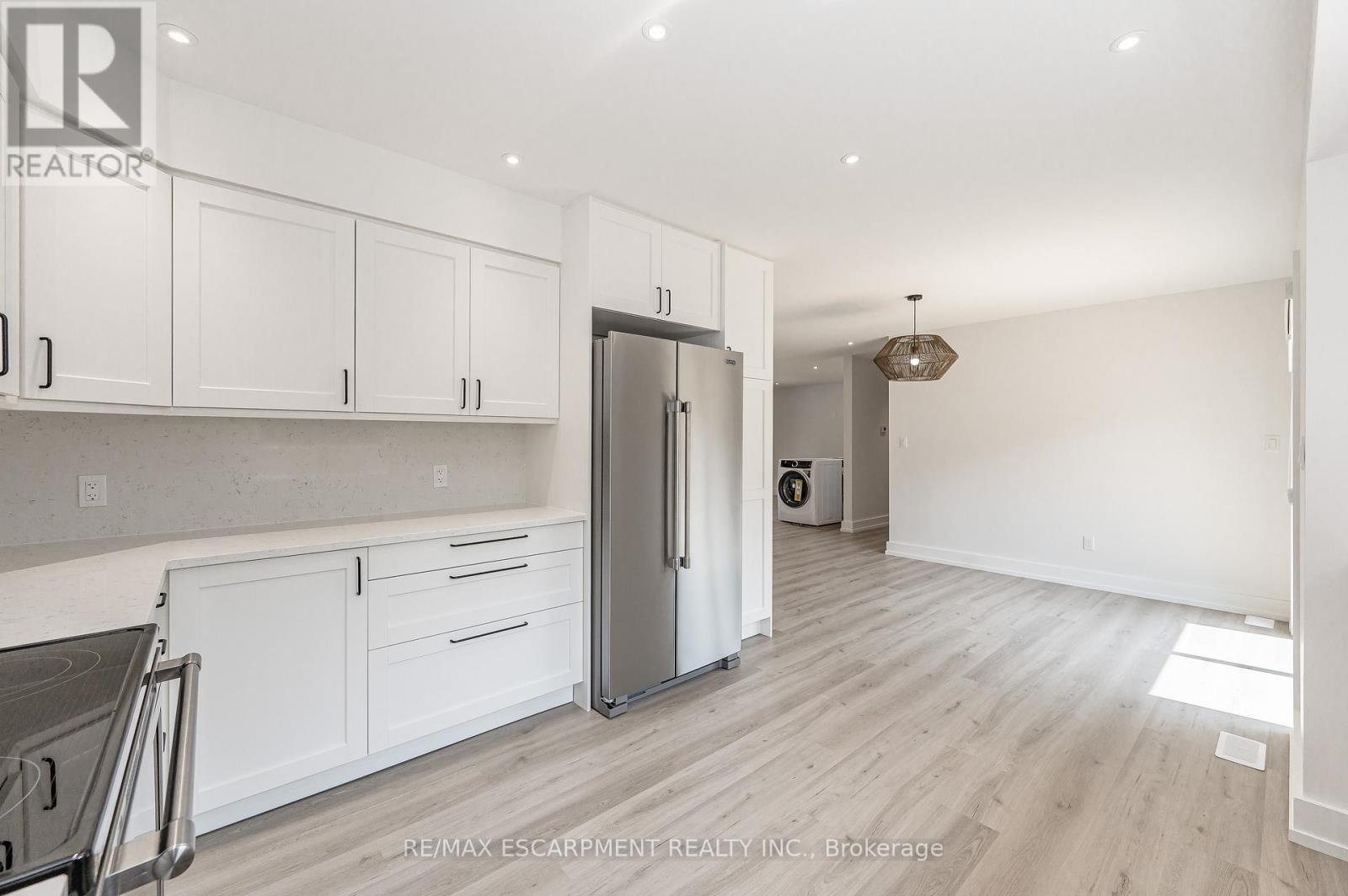 Upper - 664 Hiawatha Boulevard, Hamilton, ON - Indoor Photo Showing Kitchen