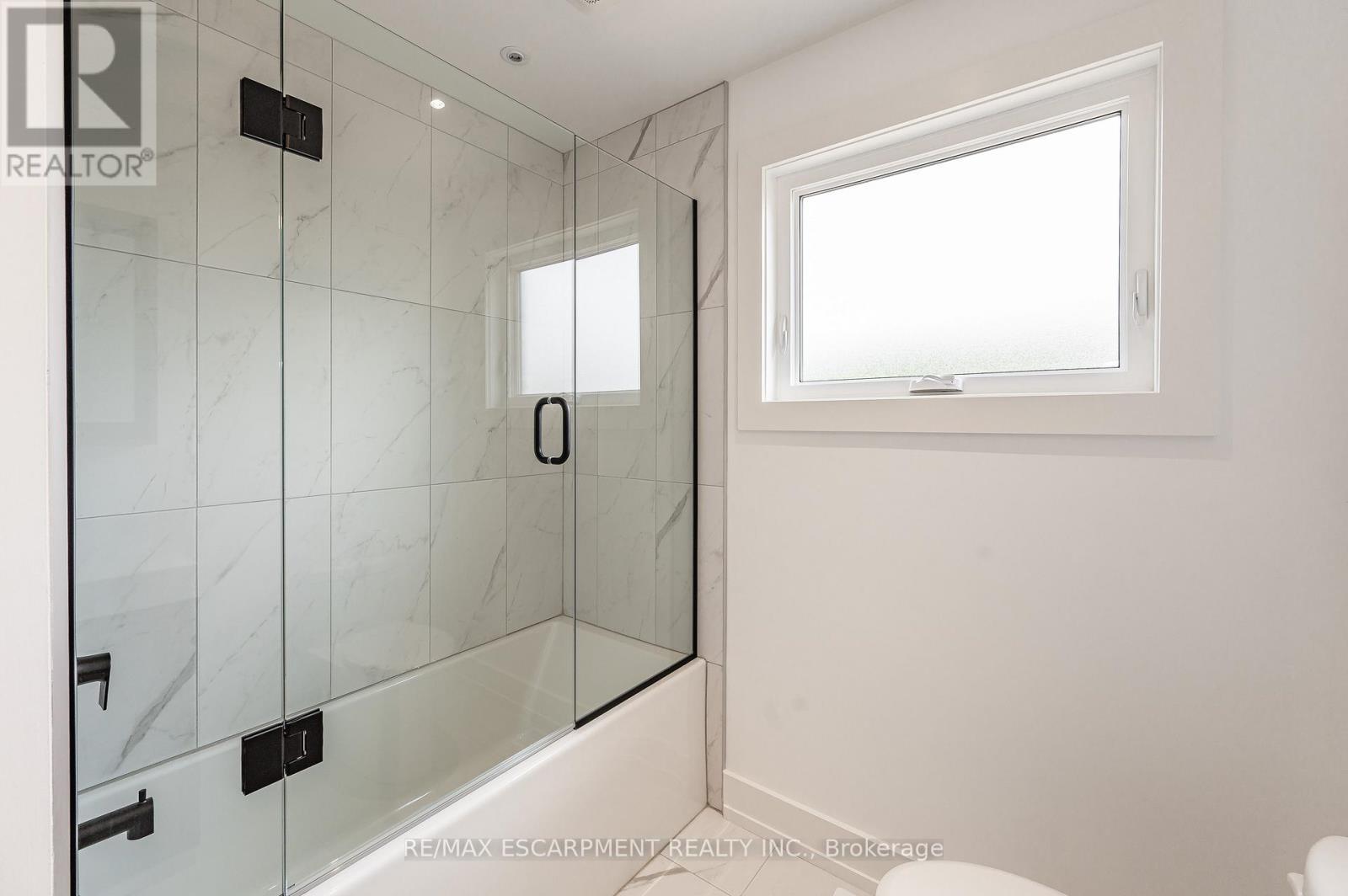 Upper - 664 Hiawatha Boulevard, Hamilton, ON - Indoor Photo Showing Bathroom