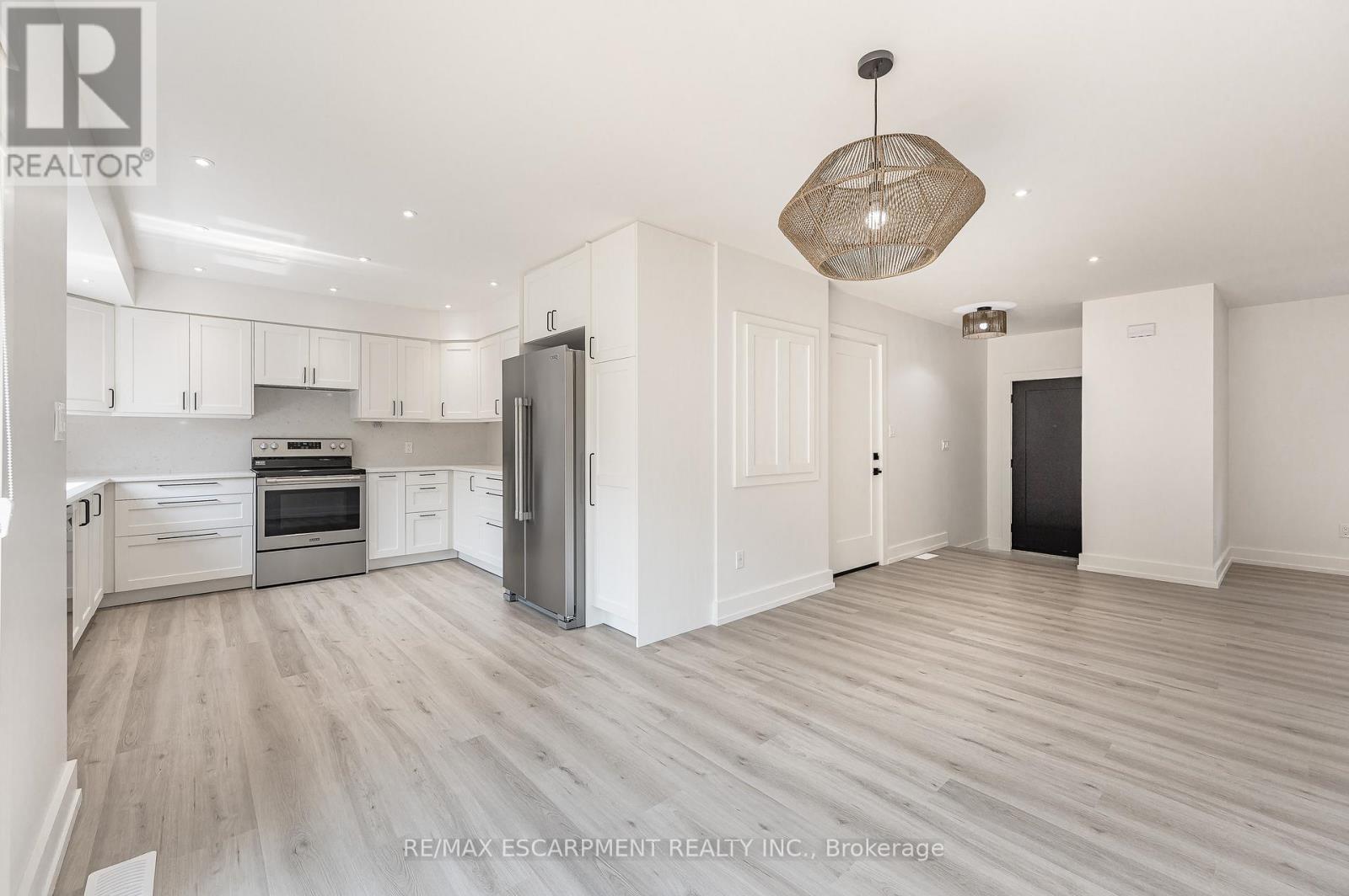 Upper - 664 Hiawatha Boulevard, Hamilton, ON - Indoor Photo Showing Kitchen