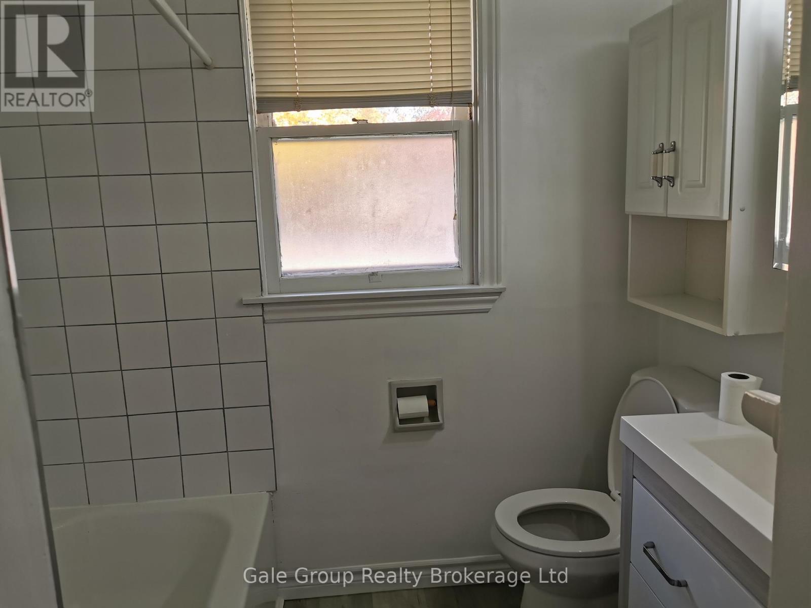 Upper - 74 Aileen Drive, Woodstock (Woodstock - South), ON - Indoor Photo Showing Bathroom