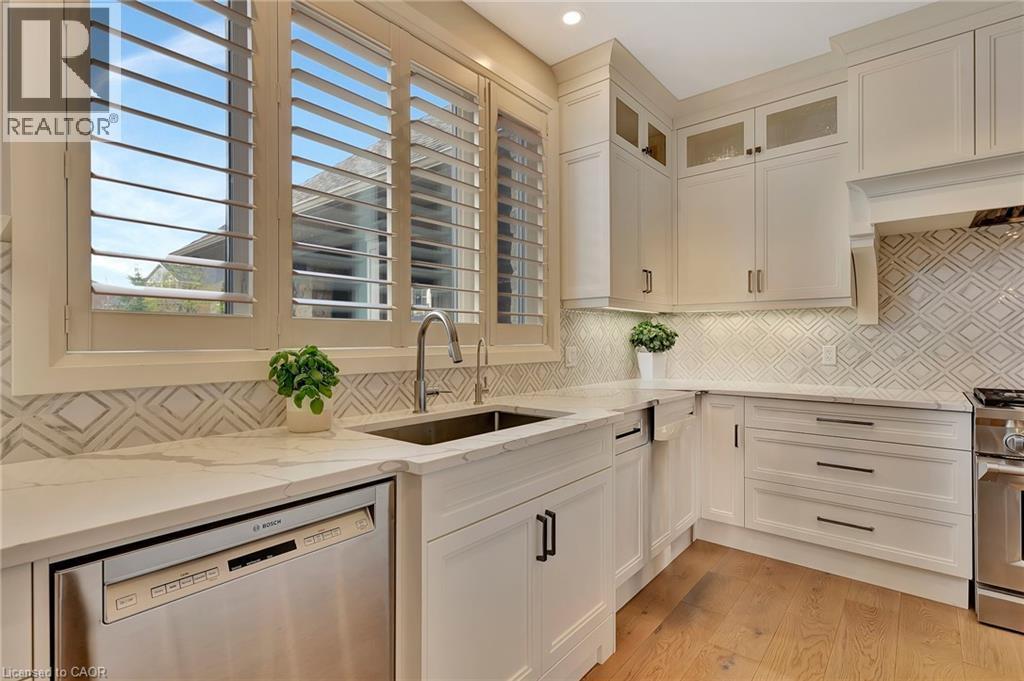 912 Fall Harvest Court, Kitchener, ON - Indoor Photo Showing Kitchen With Upgraded Kitchen