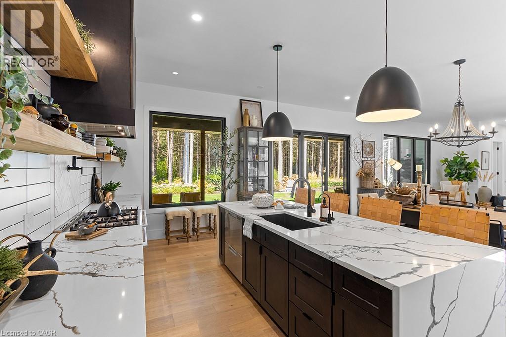 107 Louise Creek Crescent, Elmwood, ON - Indoor Photo Showing Kitchen With Upgraded Kitchen