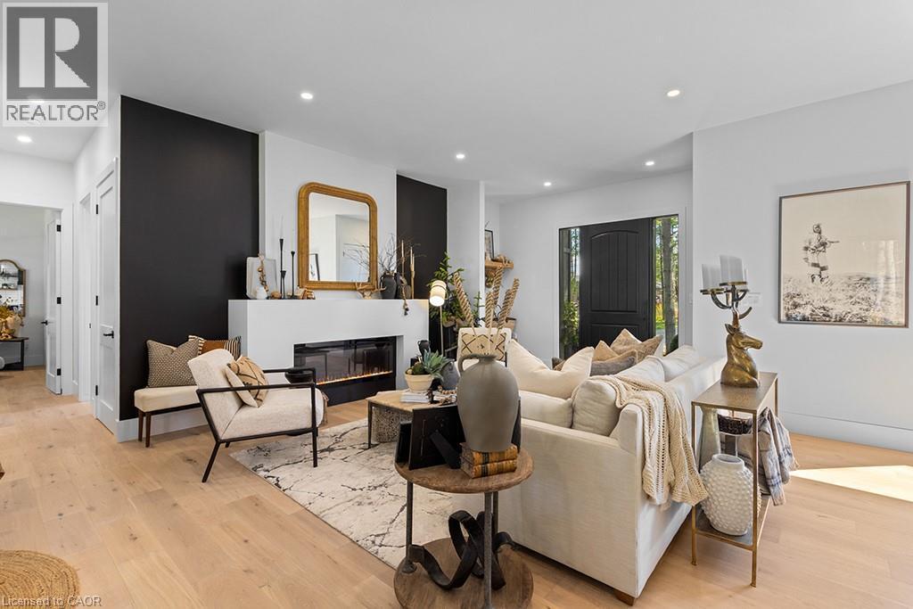 107 Louise Creek Crescent, Elmwood, ON - Indoor Photo Showing Living Room