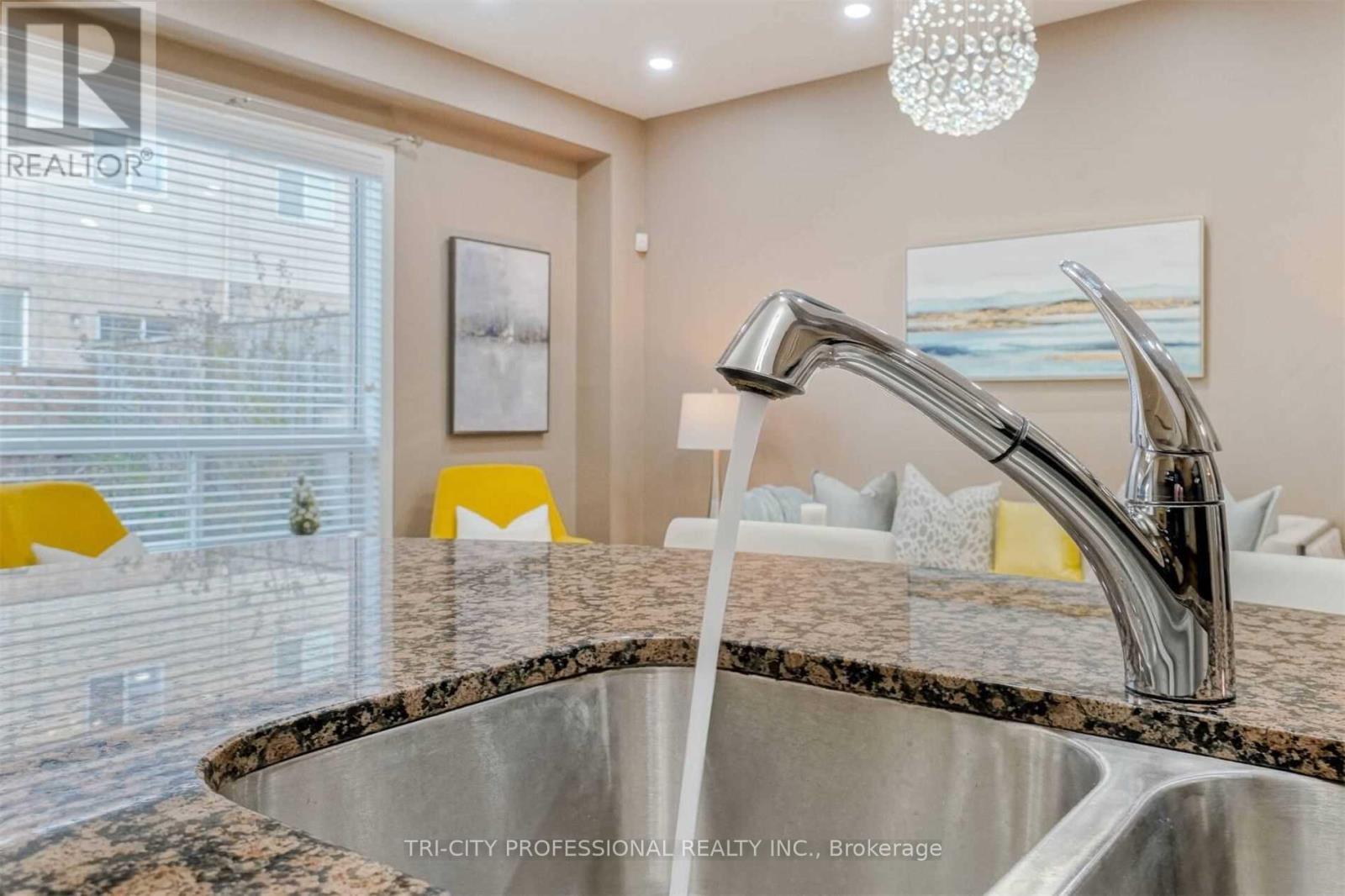 40 - 170 Palacebeach Trail, Hamilton, ON - Indoor Photo Showing Kitchen With Double Sink
