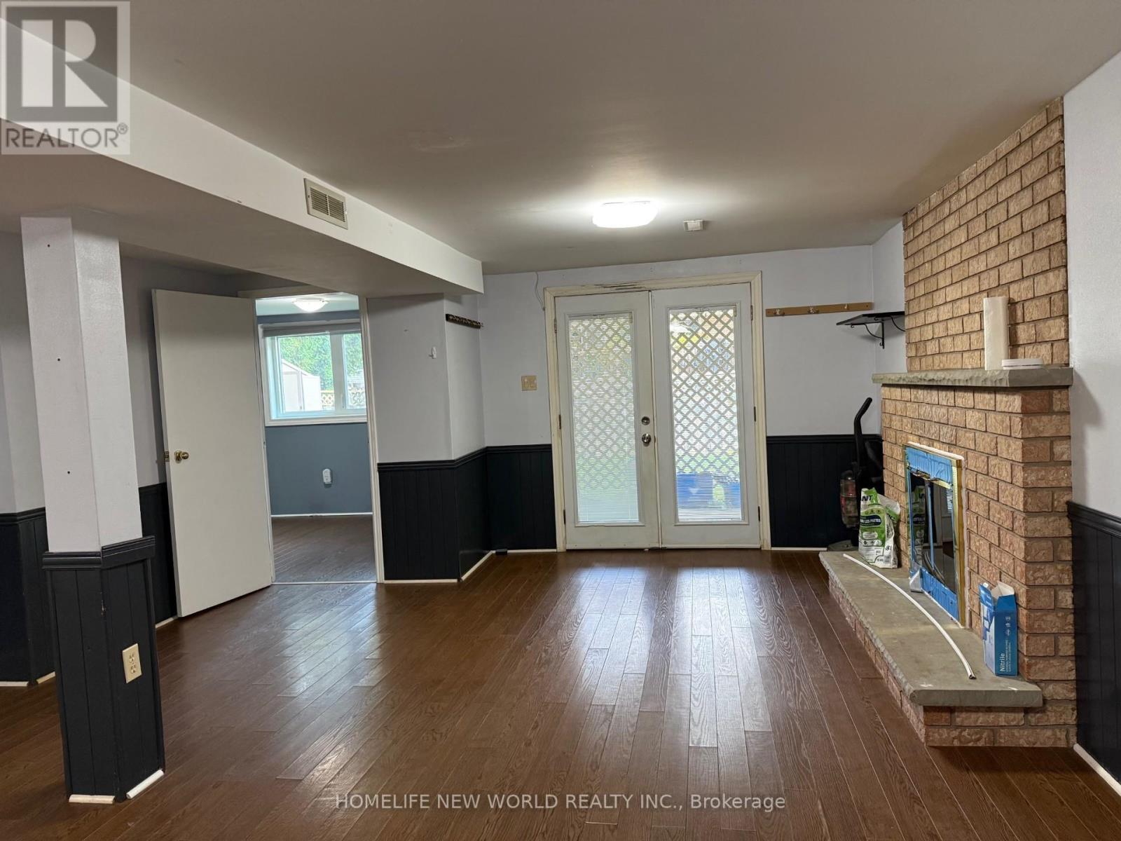 Walk Out Basement Apt - 252 Osmond Crescent, Newmarket, ON - Indoor With Fireplace