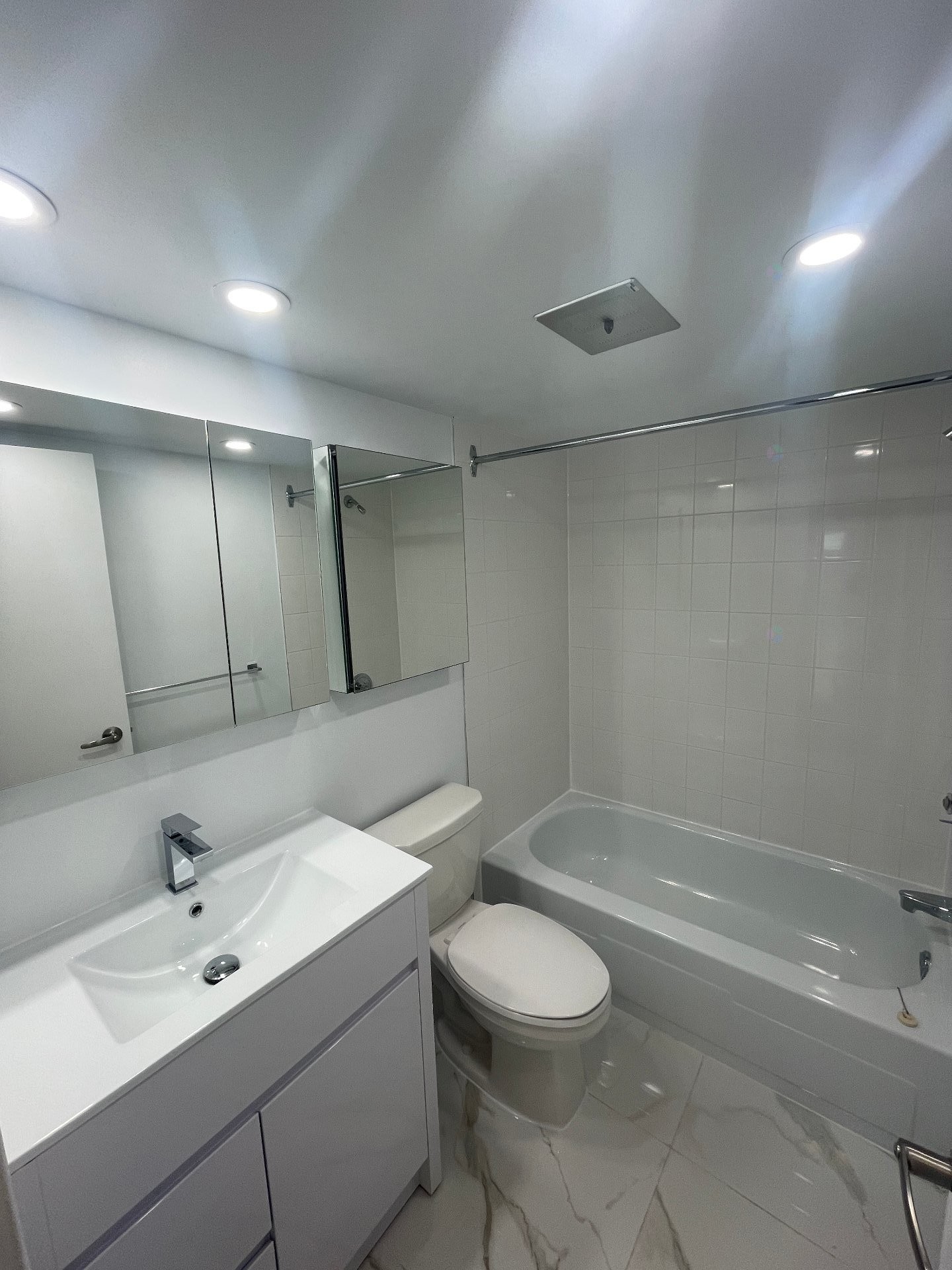 Bathroom - 1102-5350 Av. Macdonald, Côte-Saint-Luc, QC - Indoor Photo Showing Bathroom