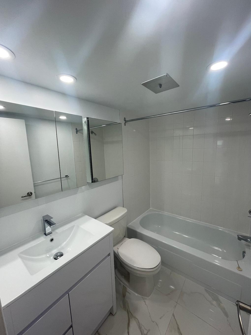 Bathroom - 1102-5350 Av. Macdonald, Côte-Saint-Luc, QC - Indoor Photo Showing Bathroom