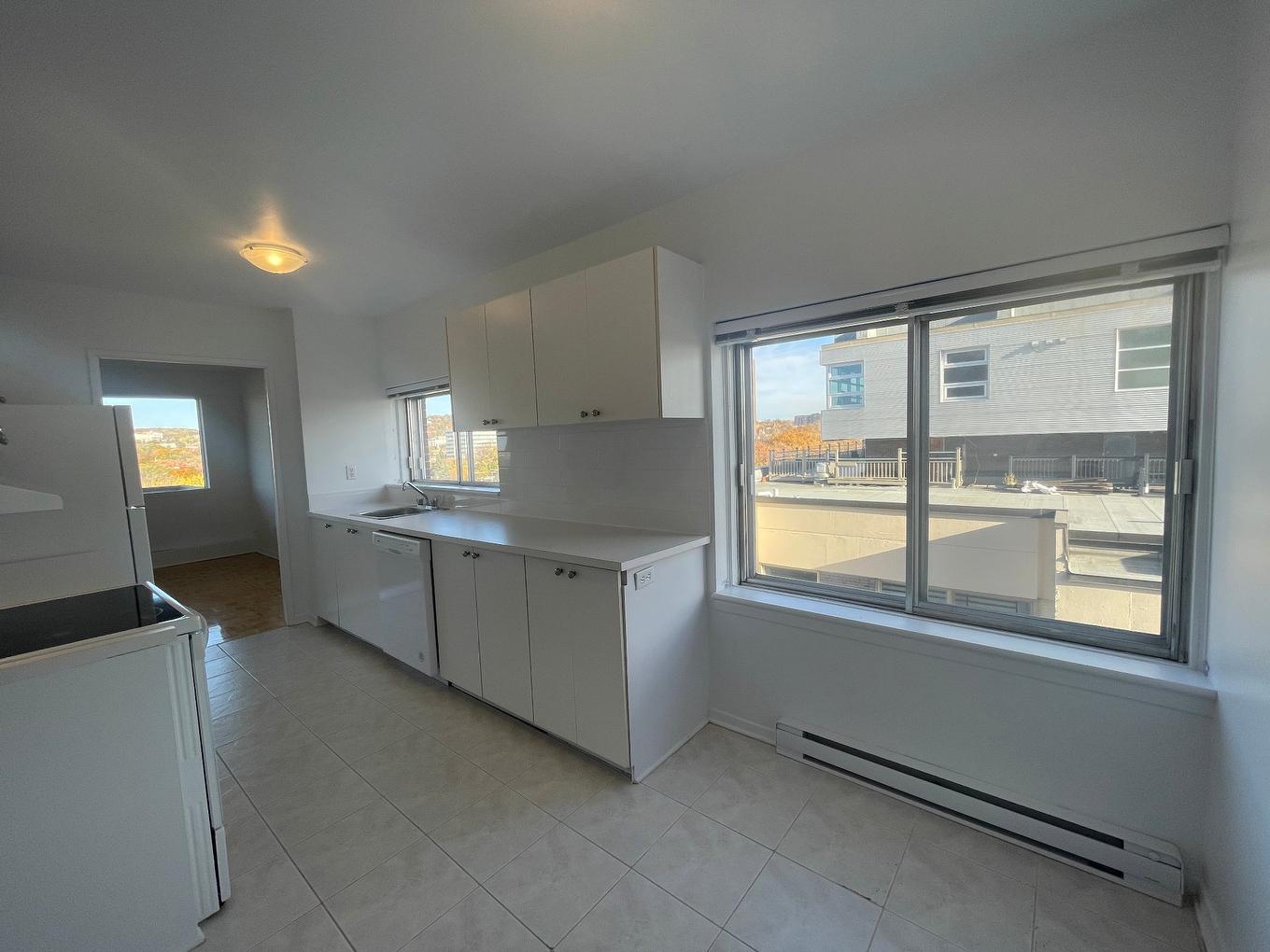 Kitchen - 1102-5350 Av. Macdonald, Côte-Saint-Luc, QC - Indoor Photo Showing Kitchen