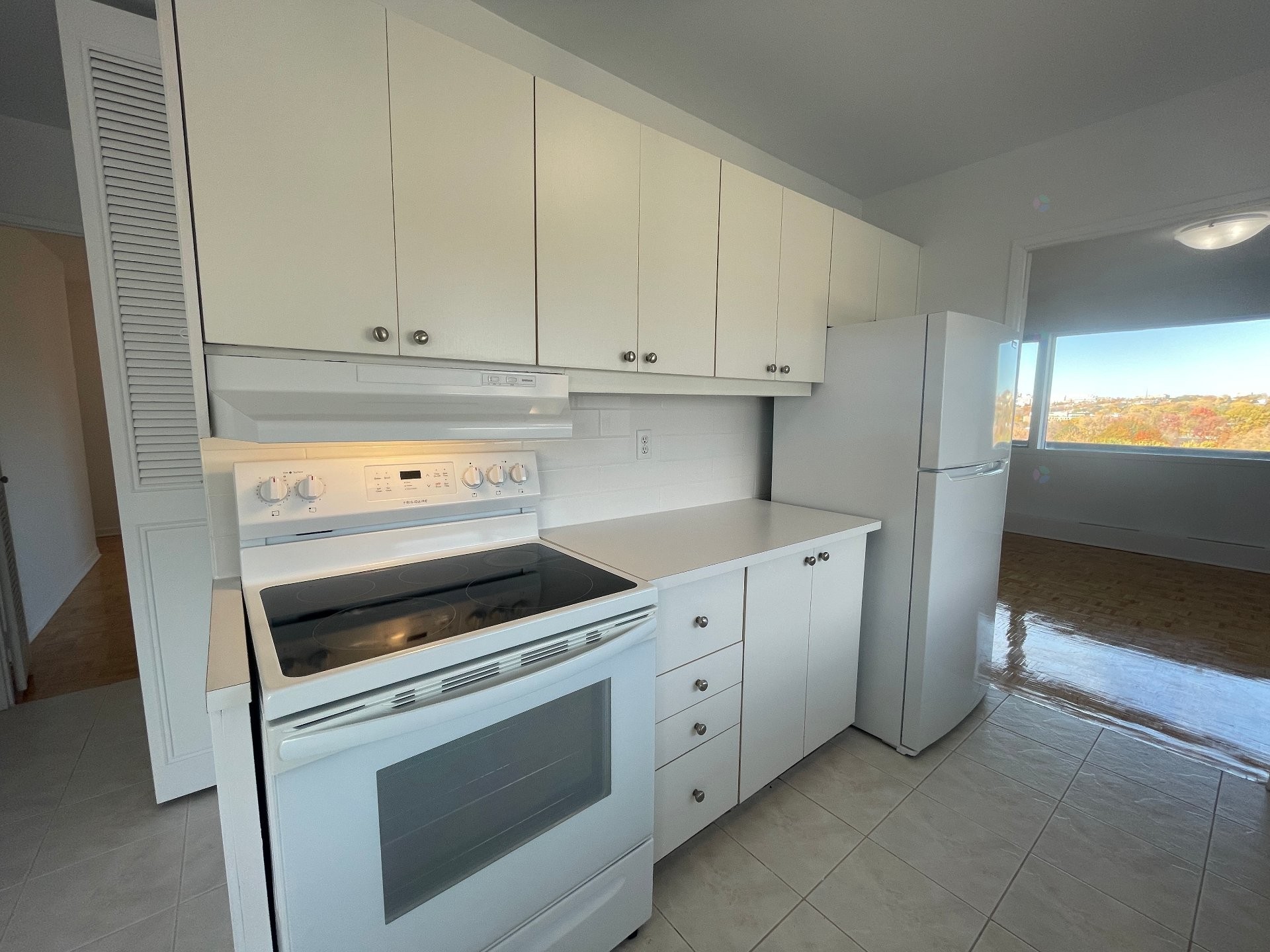 Kitchen - 1102-5350 Av. Macdonald, Côte-Saint-Luc, QC - Indoor Photo Showing Kitchen