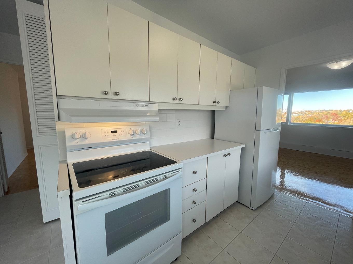 Kitchen - 1102-5350 Av. Macdonald, Côte-Saint-Luc, QC - Indoor Photo Showing Kitchen