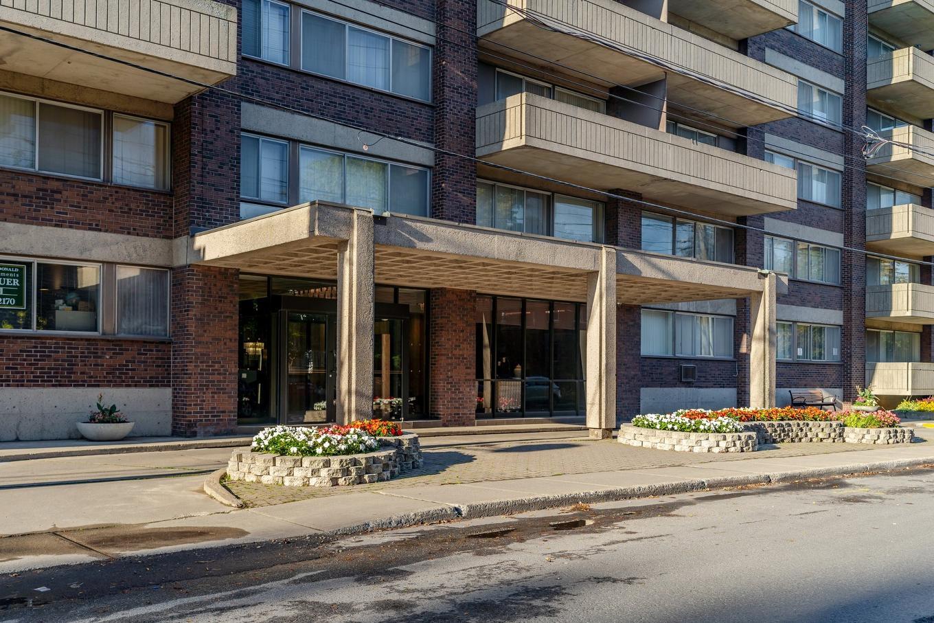 Exterior entrance - 1102-5350 Av. Macdonald, Côte-Saint-Luc, QC - Outdoor With Facade