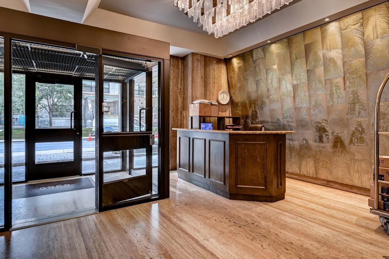 Exterior entrance - 1102-5350 Av. Macdonald, Côte-Saint-Luc, QC - Indoor Photo Showing Other Room