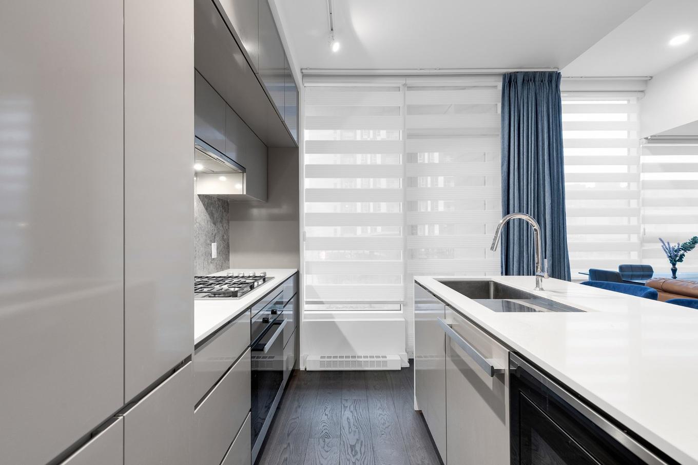 Kitchen - Th10-1288 Rue St-Antoine O., Montréal (Ville-Marie), QC - Indoor Photo Showing Kitchen With Double Sink With Upgraded Kitchen