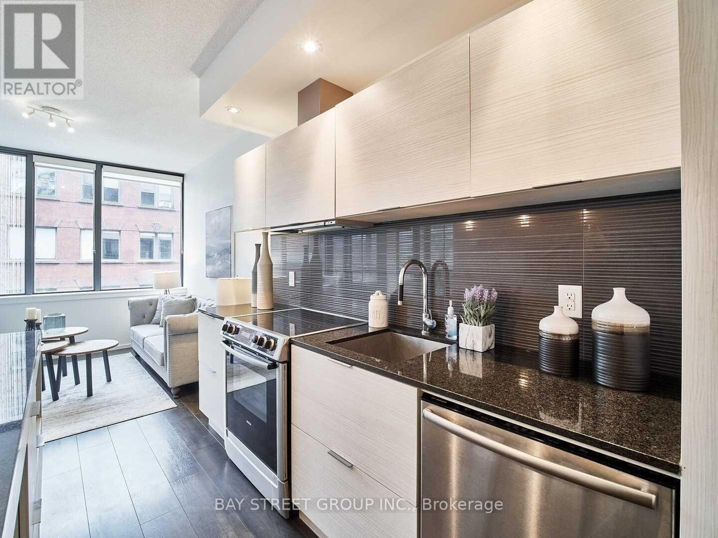 510 - 8 Charlotte Street, Toronto, ON - Indoor Photo Showing Kitchen With Upgraded Kitchen