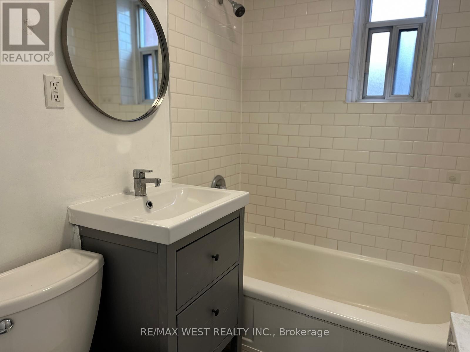 205 - 2550 Bathurst Street, Toronto, ON - Indoor Photo Showing Bathroom