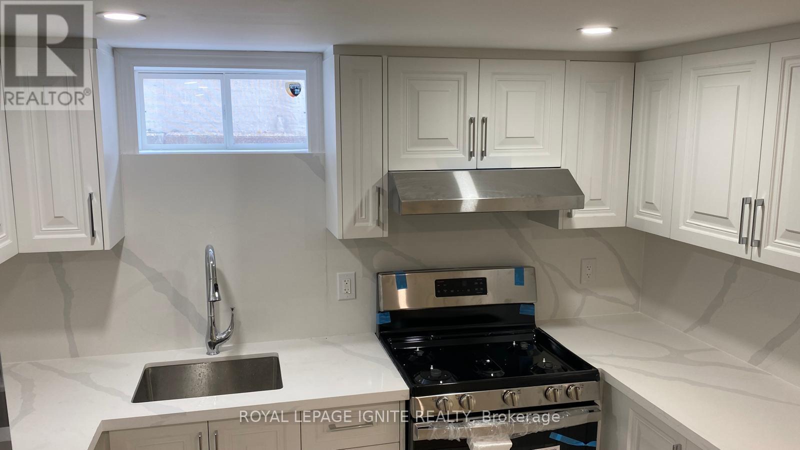 Bsmnt - 15 Beacham Crescent, Toronto, ON - Indoor Photo Showing Kitchen