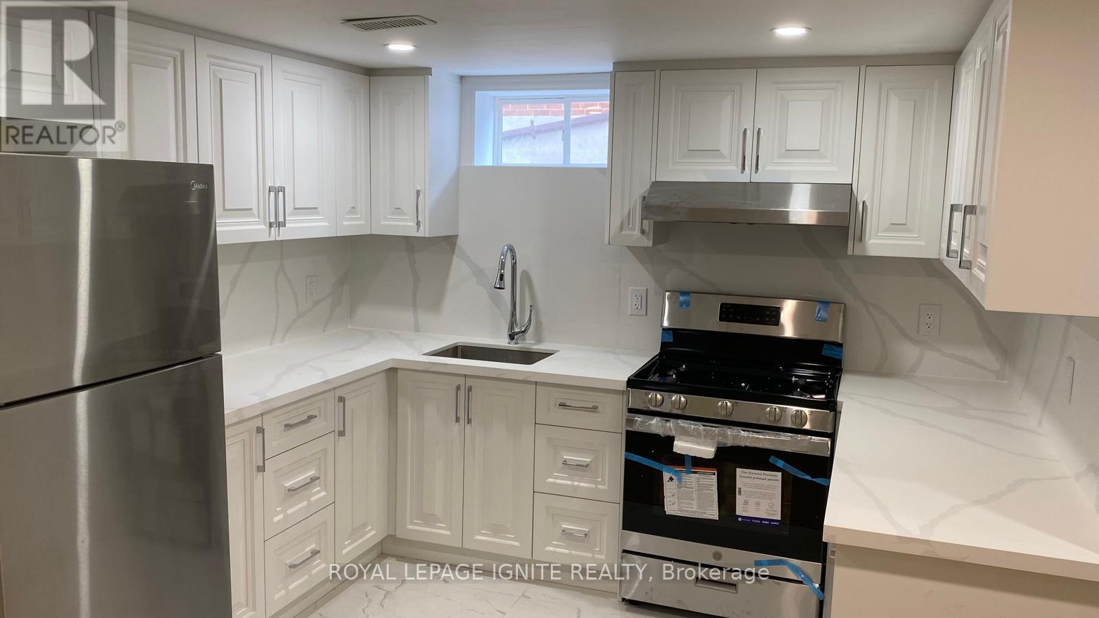 Bsmnt - 15 Beacham Crescent, Toronto, ON - Indoor Photo Showing Kitchen