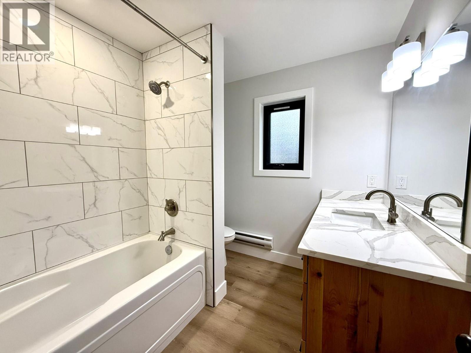 1938 Foxwood Trail Unit# 2, Windermere, BC - Indoor Photo Showing Bathroom