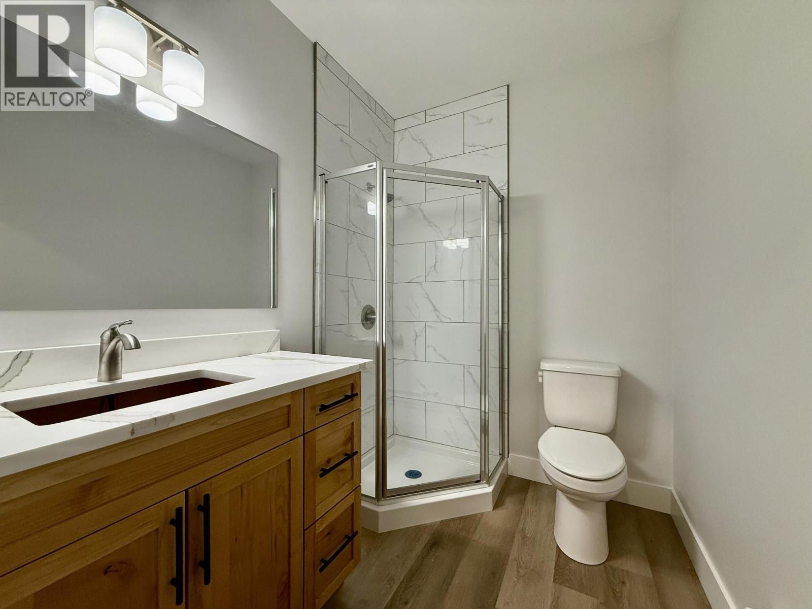 1938 Foxwood Trail Unit# 2, Windermere, BC - Indoor Photo Showing Bathroom