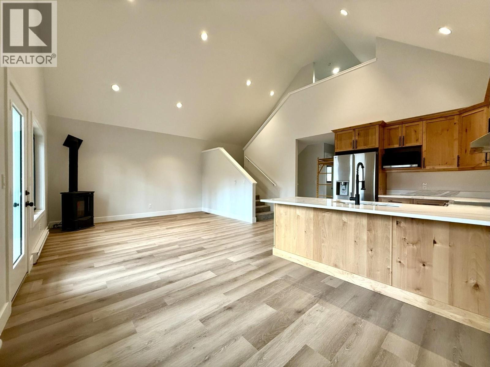 1938 Foxwood Trail Unit# 2, Windermere, BC - Indoor Photo Showing Kitchen