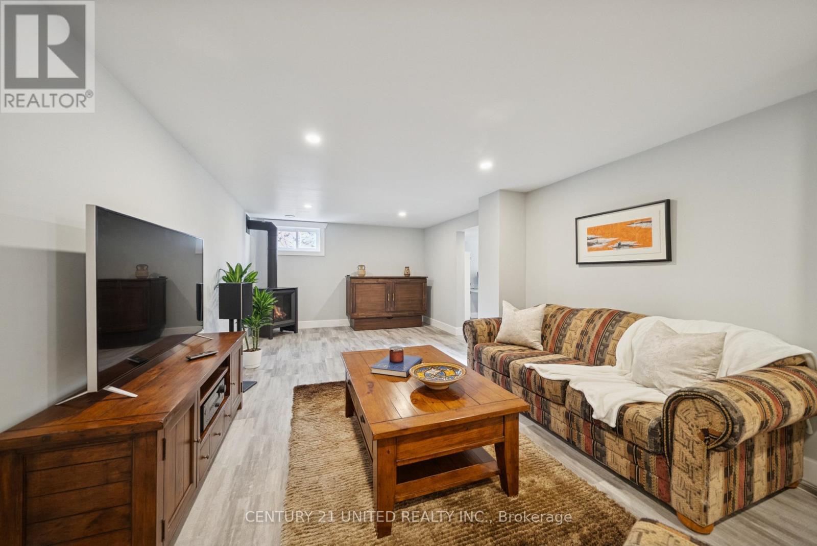 821 Schneider Place, Peterborough (Northcrest Ward 5), ON - Indoor Photo Showing Living Room
