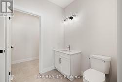 Full bathroom w. shower and access to laundry room -