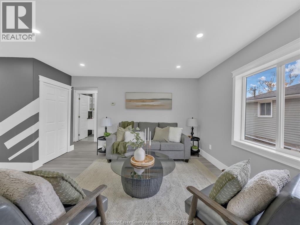 1760 Jefferson Boulevard, Windsor, ON - Indoor Photo Showing Living Room