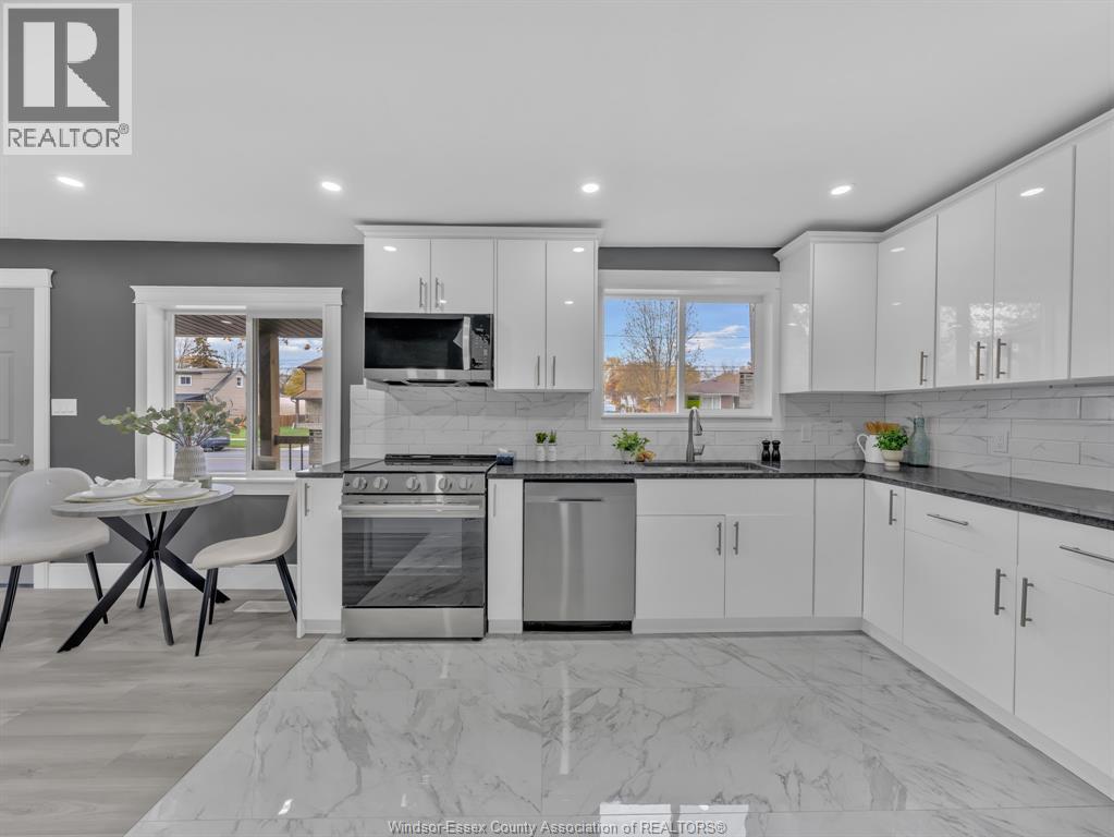1760 Jefferson Boulevard, Windsor, ON - Indoor Photo Showing Kitchen With Upgraded Kitchen