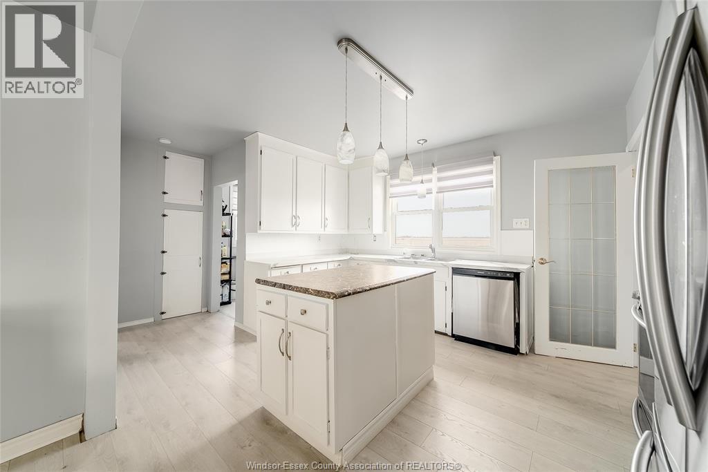 615 Road 11, Kingsville, ON - Indoor Photo Showing Kitchen With Upgraded Kitchen