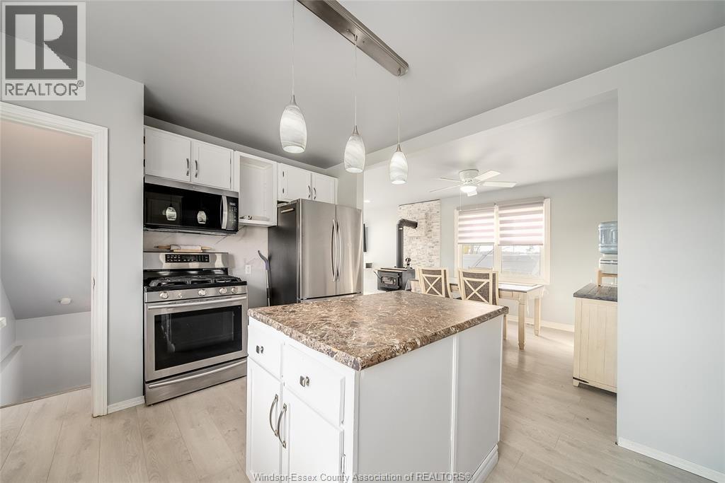 615 Road 11, Kingsville, ON - Indoor Photo Showing Kitchen