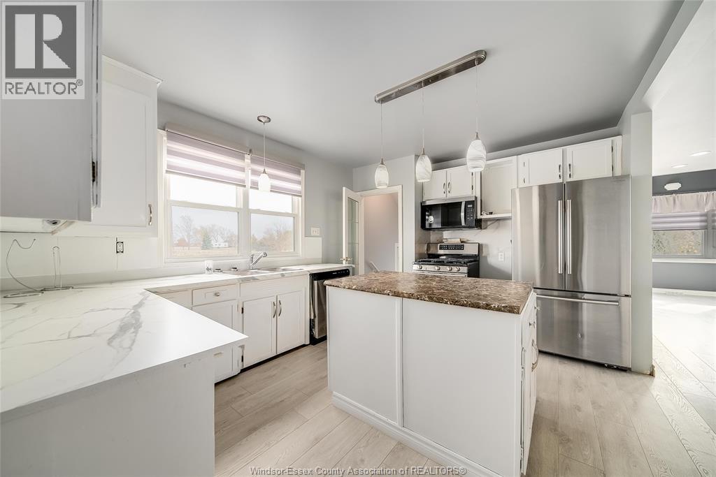 615 Road 11, Kingsville, ON - Indoor Photo Showing Kitchen With Upgraded Kitchen