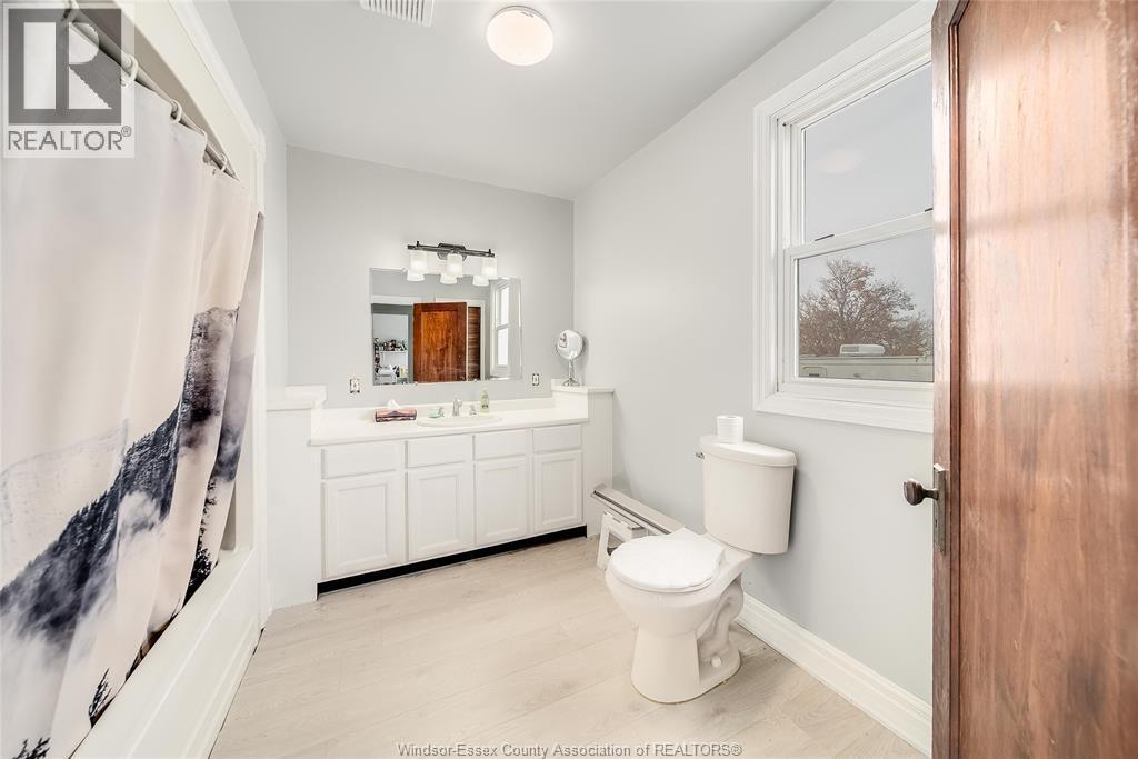 615 Road 11, Kingsville, ON - Indoor Photo Showing Bathroom