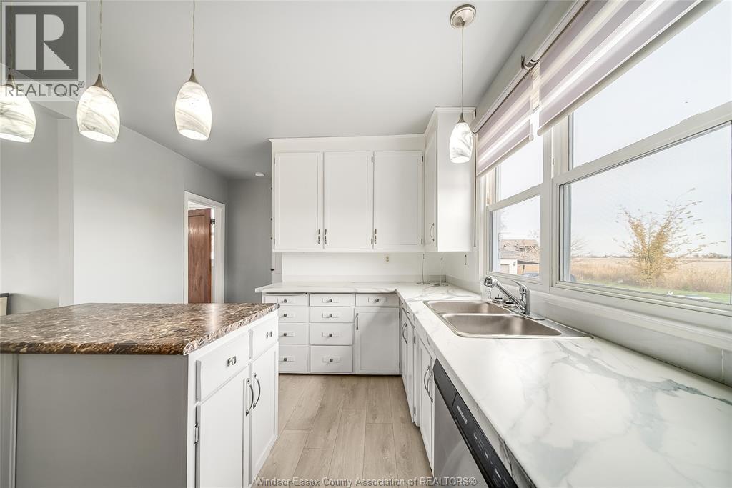 615 Road 11, Kingsville, ON - Indoor Photo Showing Kitchen With Double Sink
