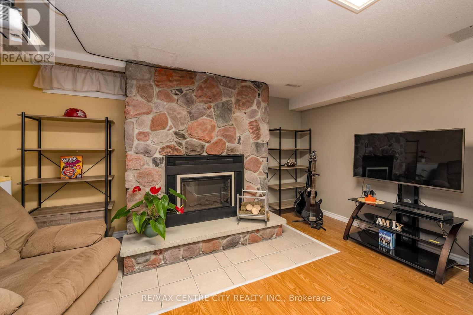 168 Clara Crescent, London South (South X), ON - Indoor Photo Showing Living Room With Fireplace