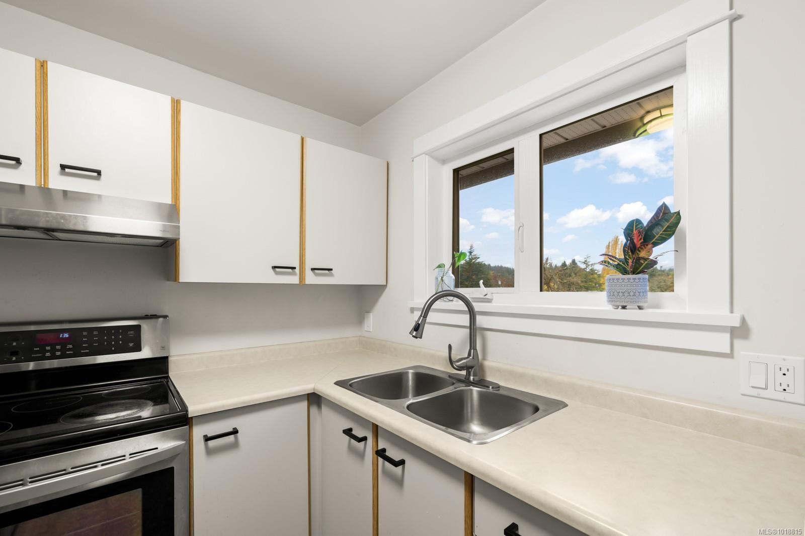 303-7070 West Saanich Rd, Central Saanich, BC - Indoor Photo Showing Kitchen With Double Sink