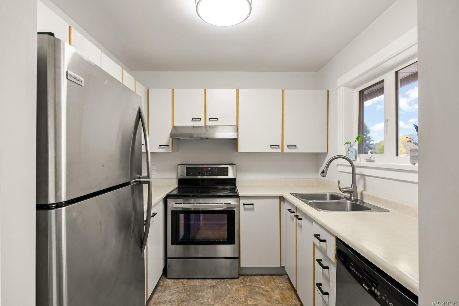 303-7070 West Saanich Rd, Central Saanich, BC - Indoor Photo Showing Kitchen With Double Sink