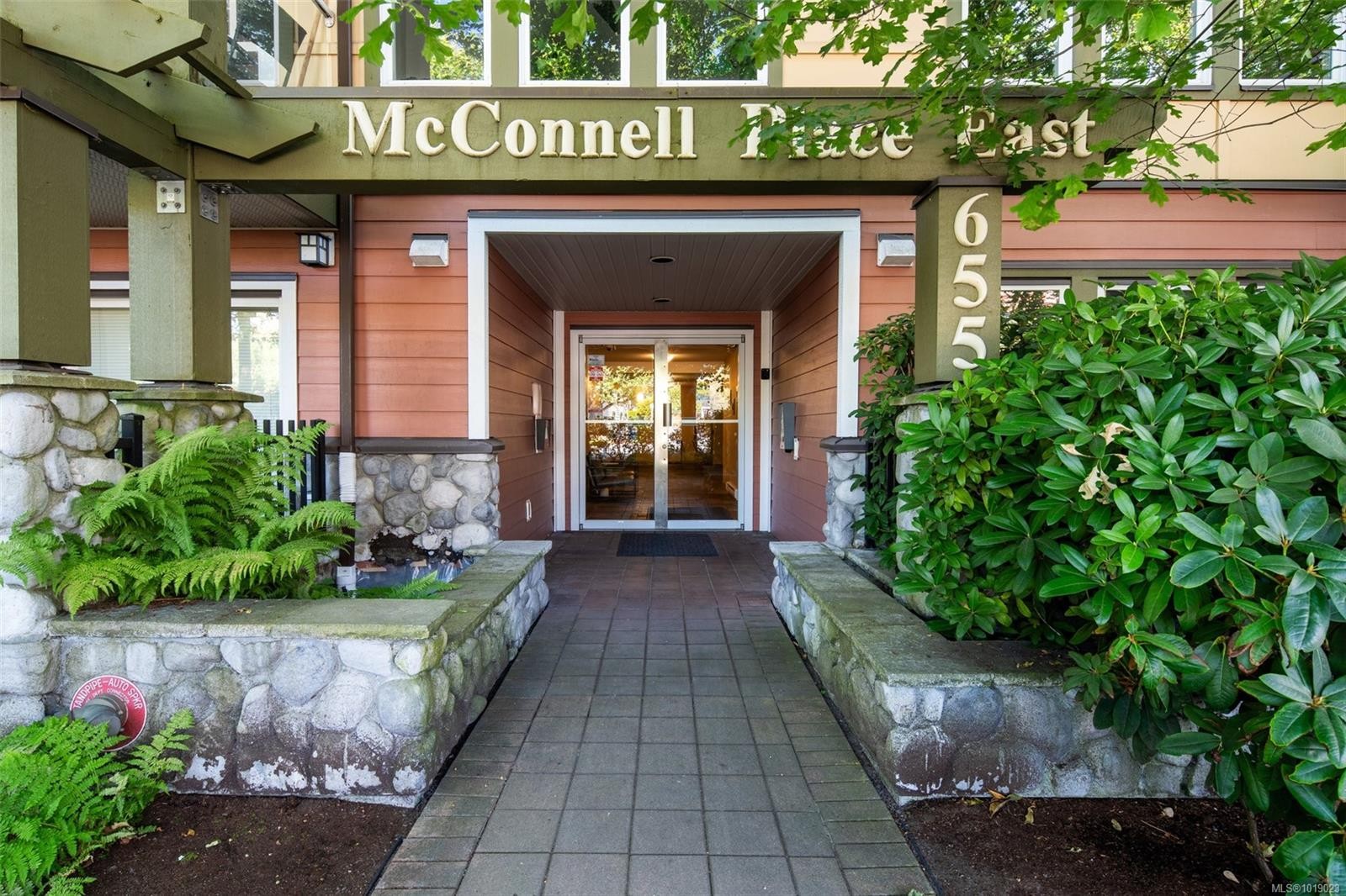 102-655 Goldstream Ave, Langford, BC - Outdoor