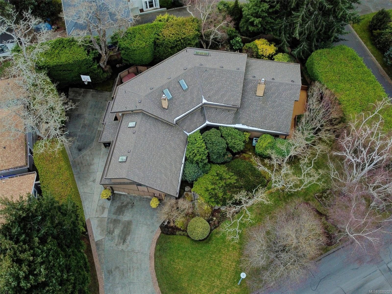 2761 Arbutus Rd, Saanich, BC