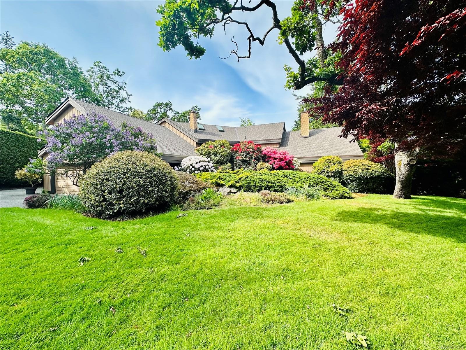 2761 Arbutus Rd, Saanich, BC