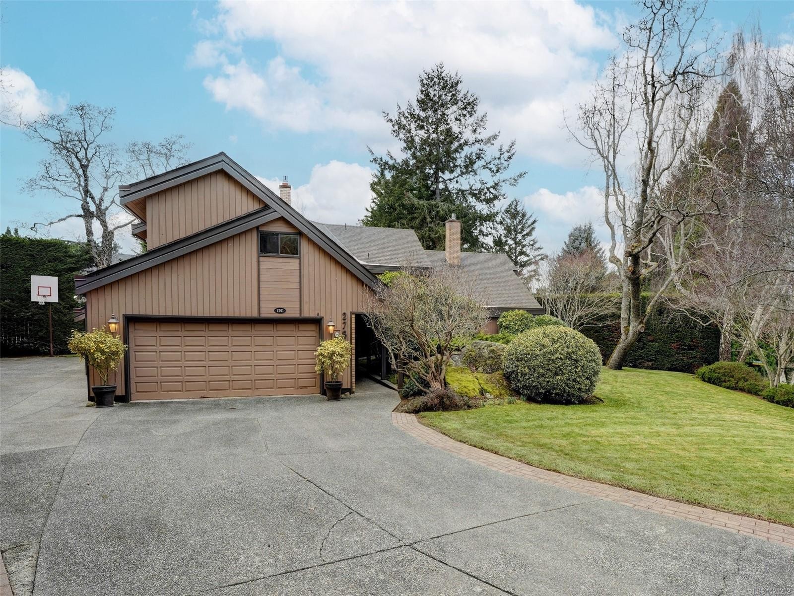 2761 Arbutus Rd, Saanich, BC