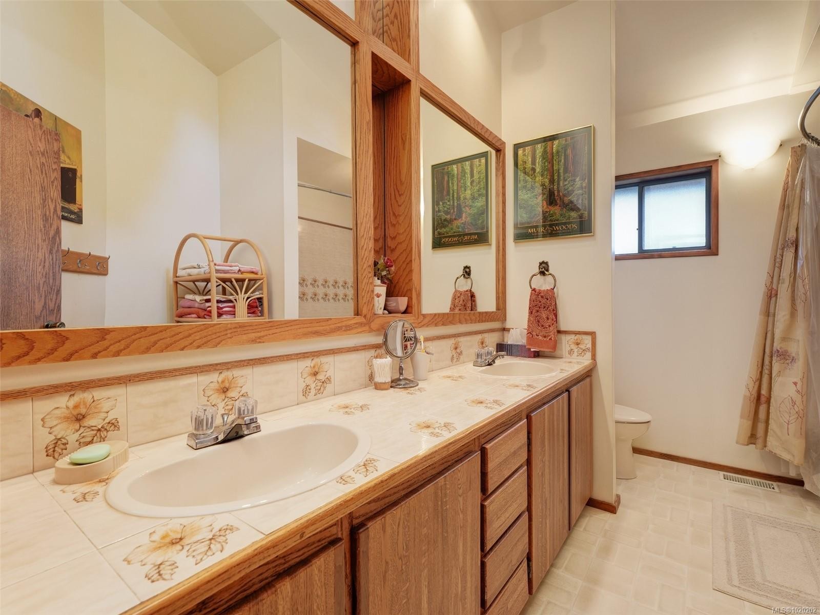 2761 Arbutus Rd, Saanich, BC