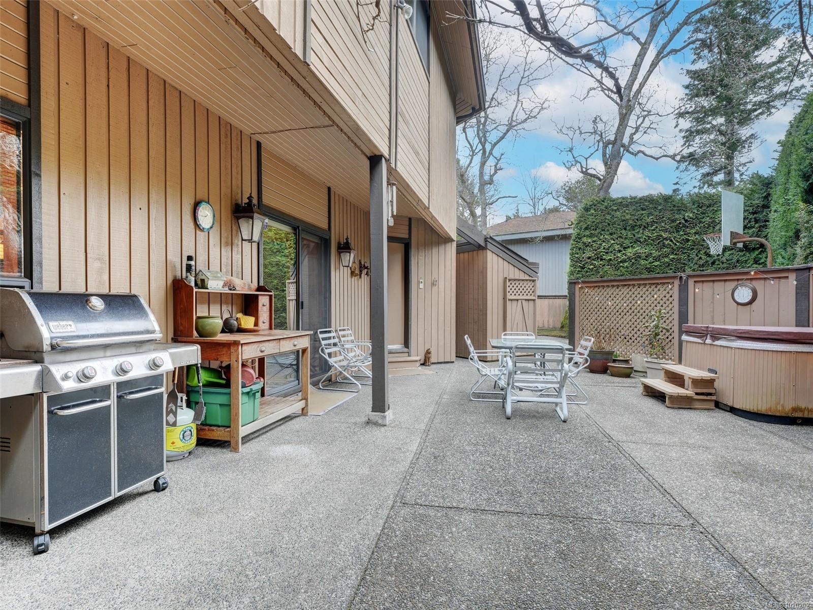 2761 Arbutus Rd, Saanich, BC