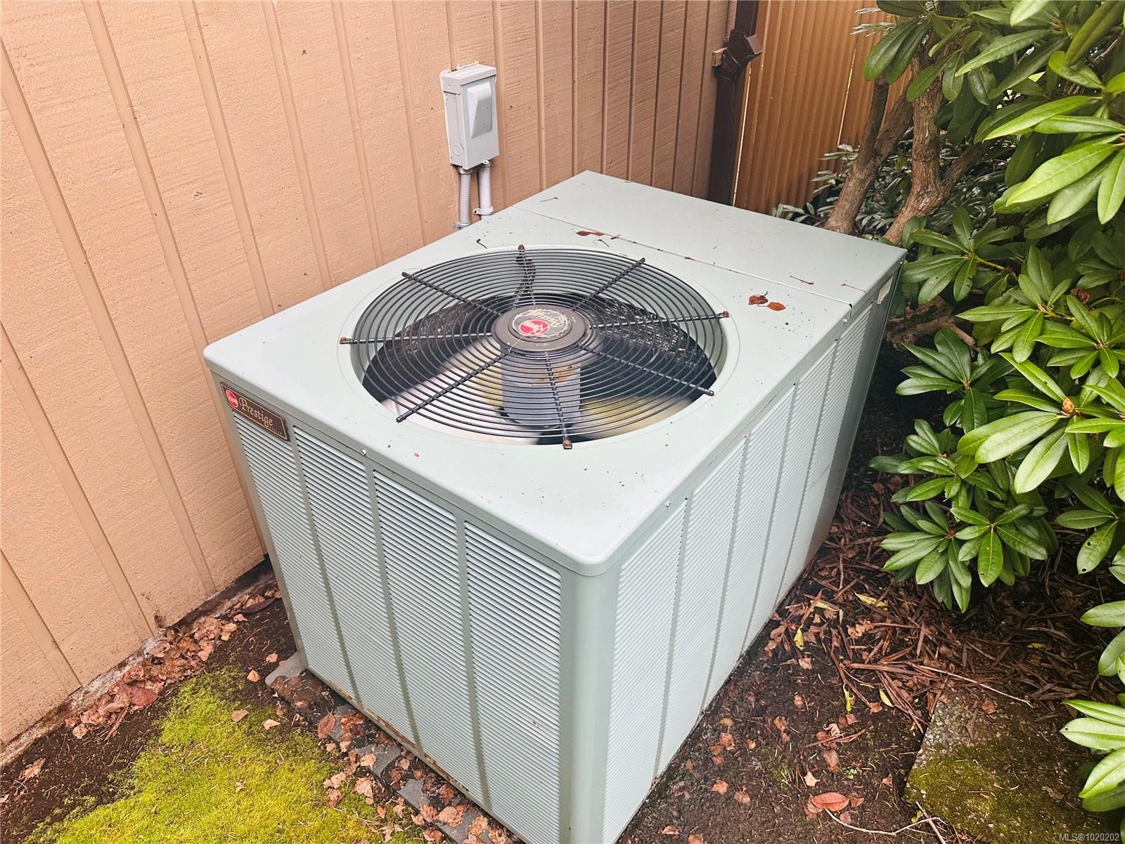 2761 Arbutus Rd, Saanich, BC