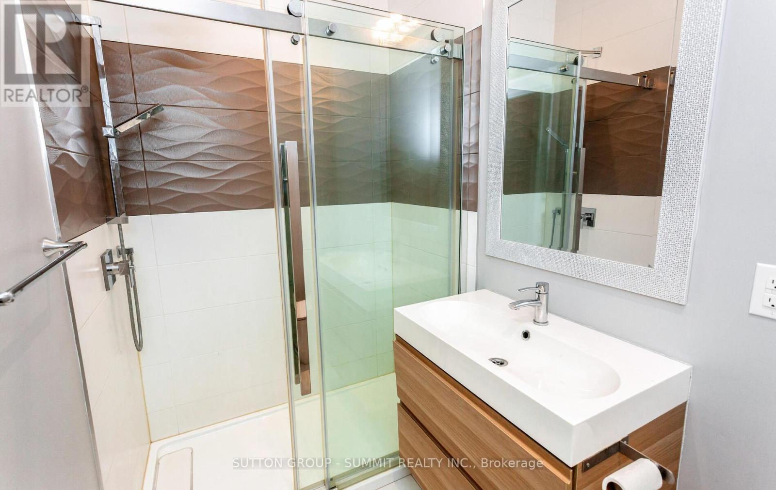 1050 Caven Street, Mississauga, ON - Indoor Photo Showing Bathroom