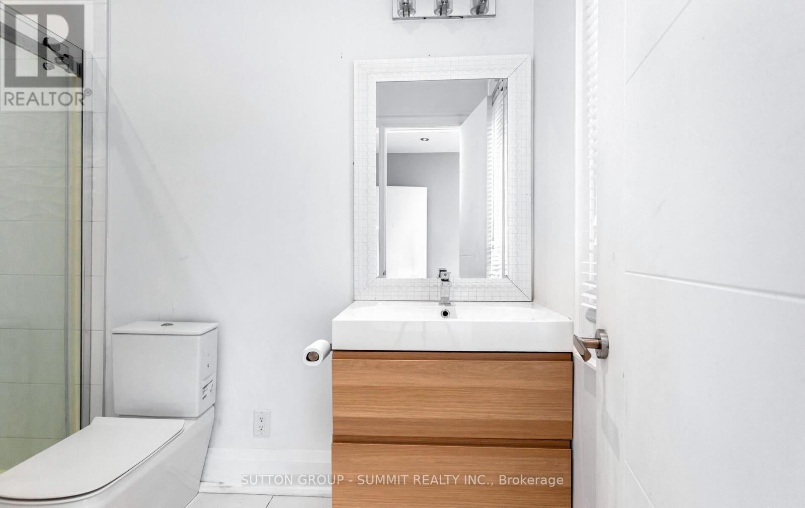 1050 Caven Street, Mississauga, ON - Indoor Photo Showing Bathroom