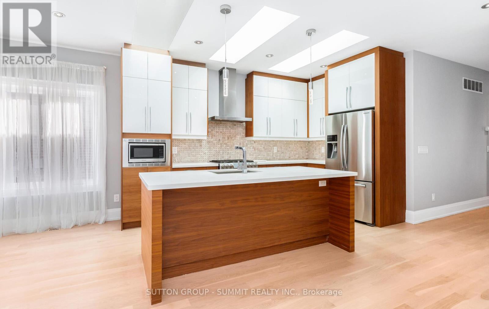1050 Caven Street, Mississauga, ON - Indoor Photo Showing Kitchen With Upgraded Kitchen