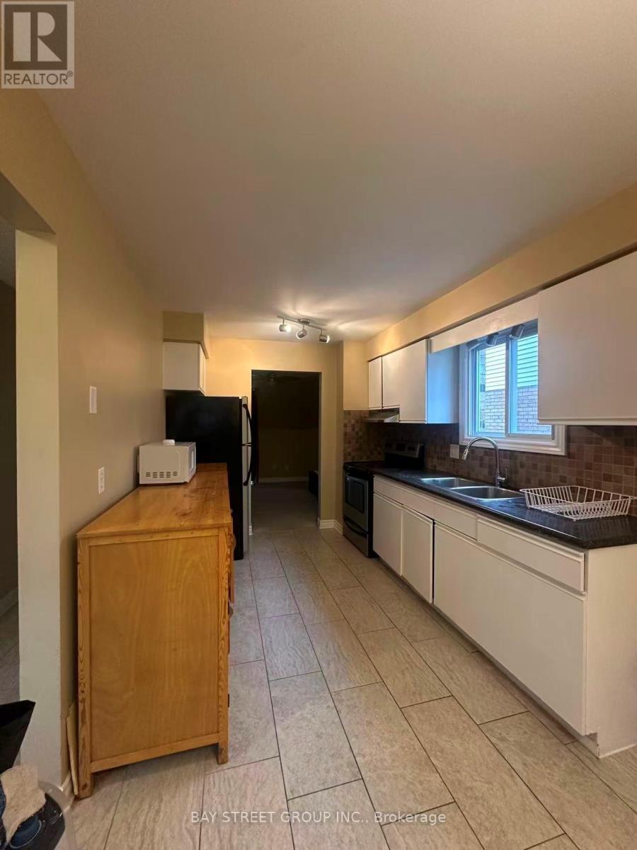 135 Walmer Gardens, London North, ON - Indoor Photo Showing Kitchen With Double Sink