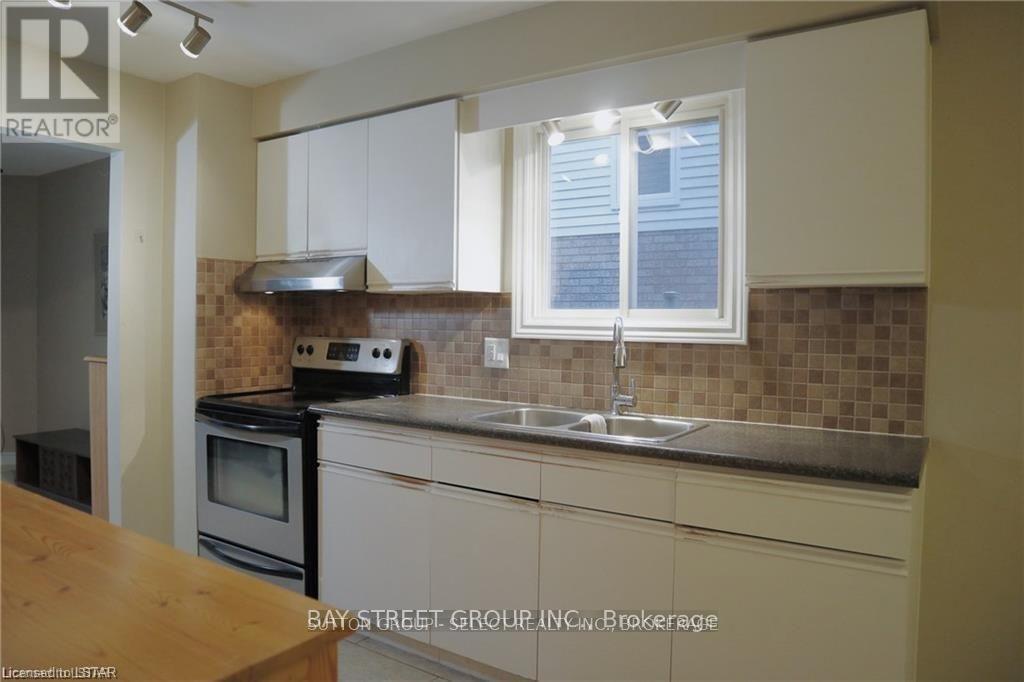 135 Walmer Gardens, London North, ON - Indoor Photo Showing Kitchen With Double Sink
