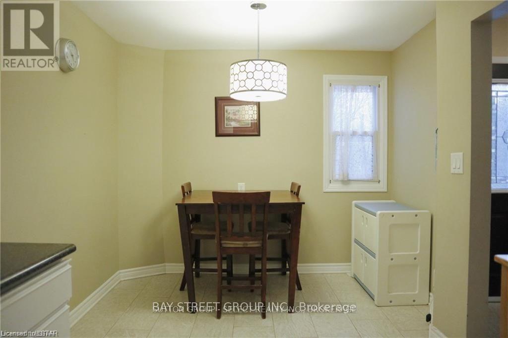 135 Walmer Gardens, London North, ON - Indoor Photo Showing Dining Room